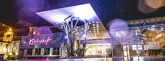 Stylisch vor allem auch in der Nacht: Der Eingang des Krallerhof in Leogang mit 50 Meter langer Lichtinstallation (©Foto:Martin Schmitz)